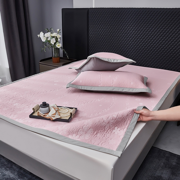 91家纺网 家纺一手货源 找家纺 库里梦家纺 2026新款轻奢高克重复合PE高分子凉席床笠三件套-简卉 简卉-粉色床席款