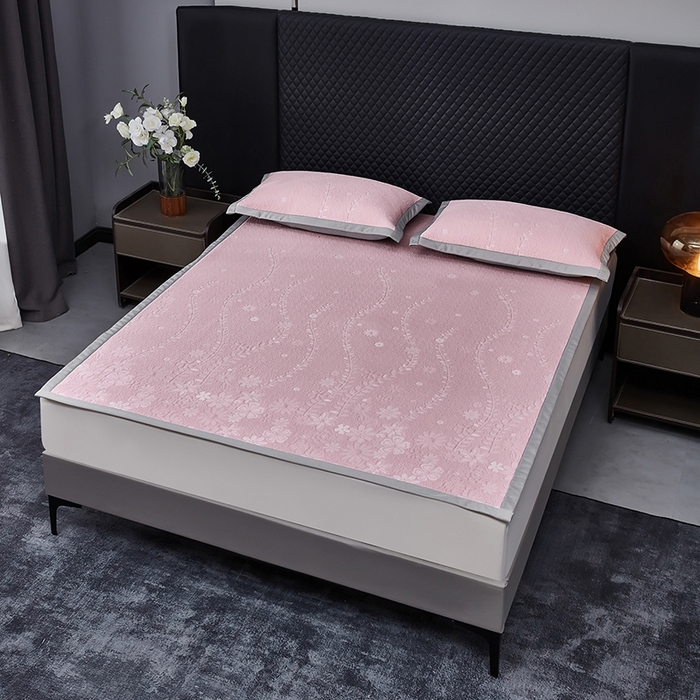 91家纺网 家纺一手货源 找家纺 库里梦家纺 2026新款轻奢高克重复合PE高分子凉席床笠三件套-简卉 简卉-粉色床席款