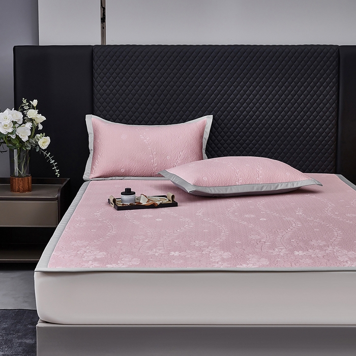 91家纺网 家纺一手货源 找家纺 库里梦家纺 2026新款轻奢高克重复合PE高分子凉席床笠三件套-简卉 简卉-粉色床席款