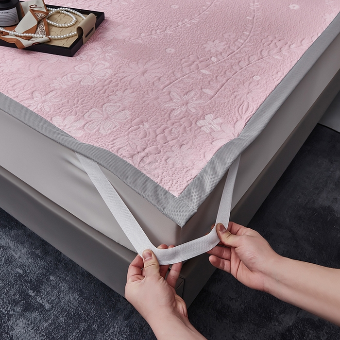 91家纺网 家纺一手货源 找家纺 库里梦家纺 2026新款轻奢高克重复合PE高分子凉席床笠三件套-简卉 简卉-粉色床席款