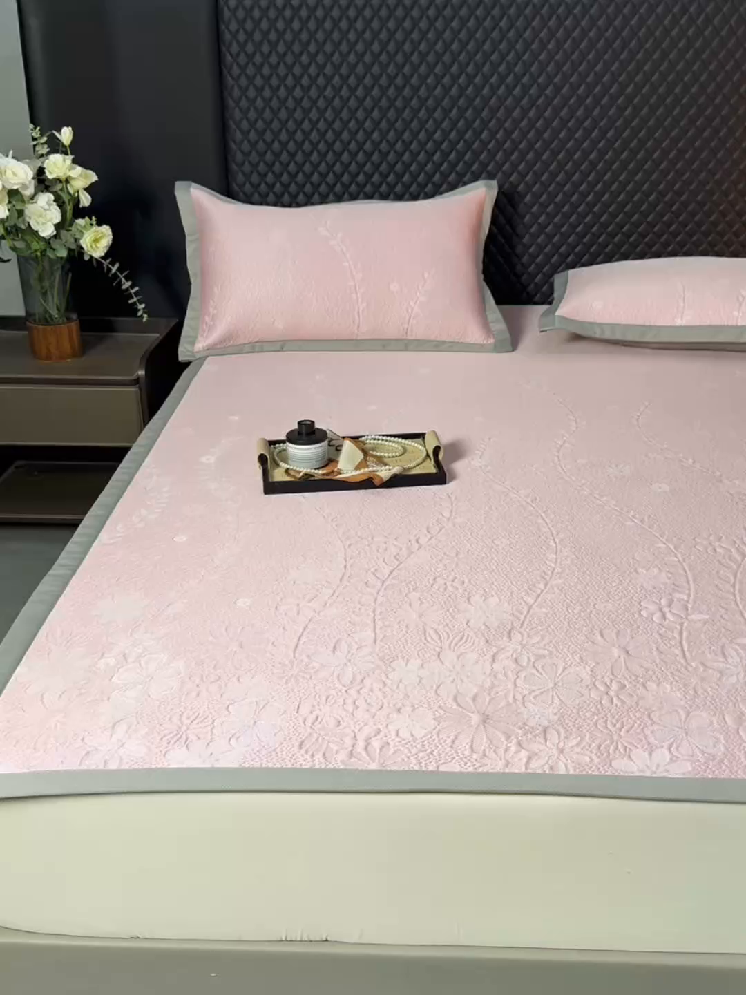 91家纺网 家纺一手货源 找家纺 库里梦家纺 2026新款轻奢高克重复合PE高分子凉席床笠三件套-简卉 简卉-粉色床席款