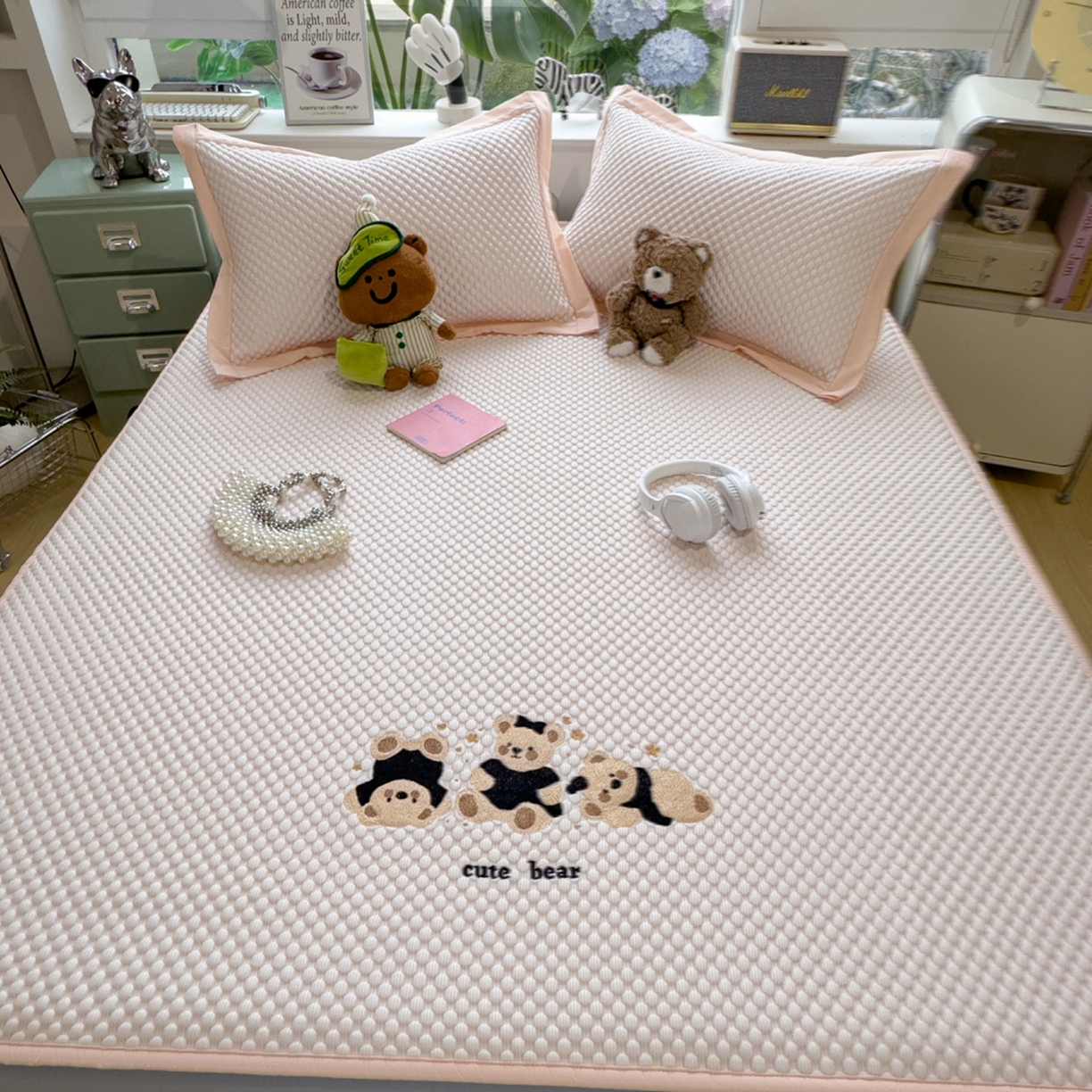 91家纺网 家纺一手货源 找家纺 孩子王家纺 2026新款A类卡通3D冰豆豆凉席三件套凉感值过0.21夏天刺绣冰丝席可机洗儿童 冰晶粉-床笠款