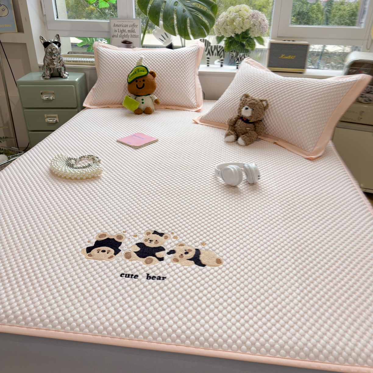 91家纺网 家纺一手货源 找家纺 孩子王家纺 2026新款A类卡通3D冰豆豆凉席三件套凉感值过0.21夏天刺绣冰丝席可机洗儿童 冰晶粉-床笠款