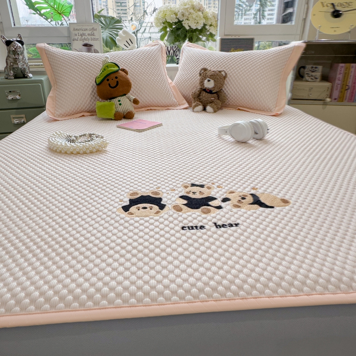 91家纺网 家纺一手货源 找家纺 孩子王家纺 2026新款A类卡通3D冰豆豆凉席三件套凉感值过0.21夏天刺绣冰丝席可机洗儿童 冰晶粉-床笠款