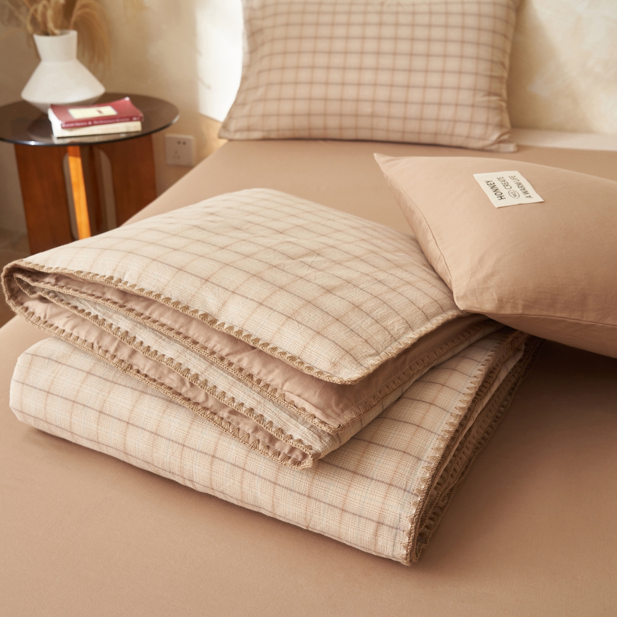 91家纺网 家纺一手货源 找家纺 晨曦家纺 2026新款INS博主风A类全棉色织水洗棉格子夏凉被棉花被夏被空调被四件套 追觅-咖格