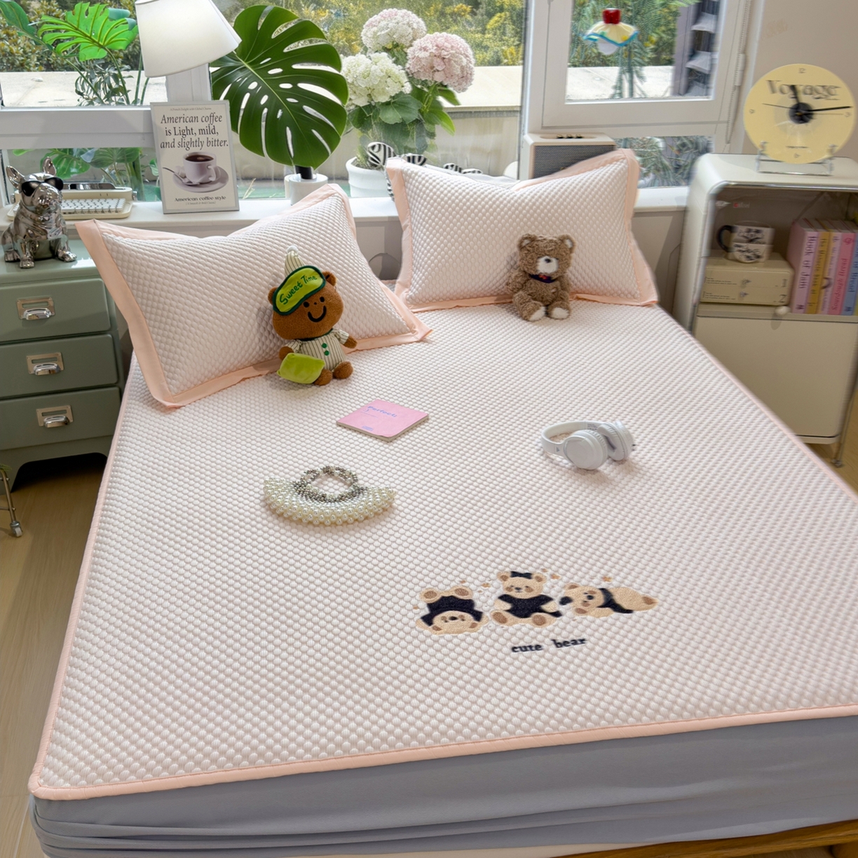 91家纺网 家纺一手货源 找家纺 孩子王家纺 2026新款A类卡通3D冰豆豆凉席三件套凉感值过0.21夏天刺绣冰丝席可机洗儿童 冰晶粉-床笠款