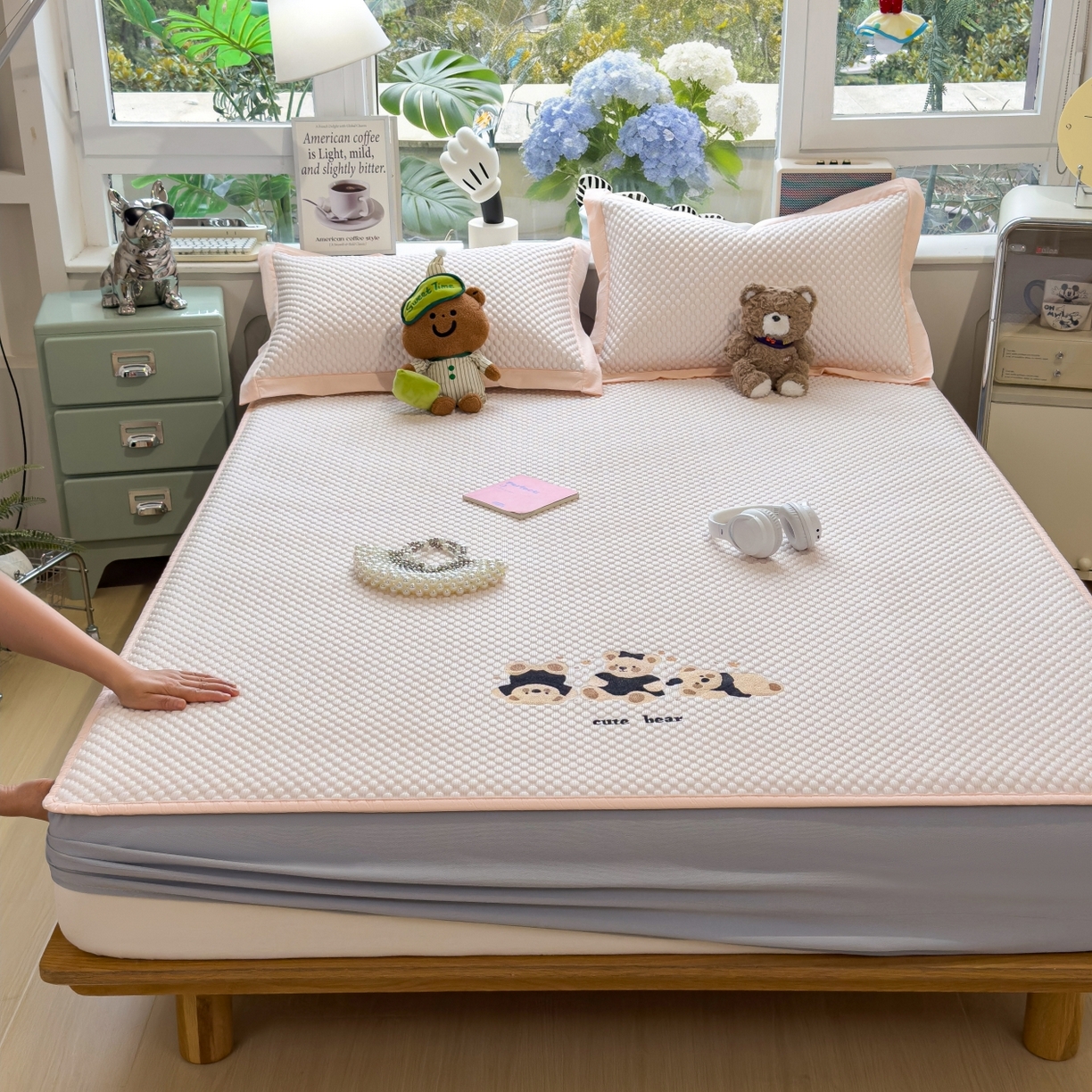 91家纺网 家纺一手货源 找家纺 孩子王家纺 2026新款A类卡通3D冰豆豆凉席三件套凉感值过0.21夏天刺绣冰丝席可机洗儿童 冰晶粉-床笠款