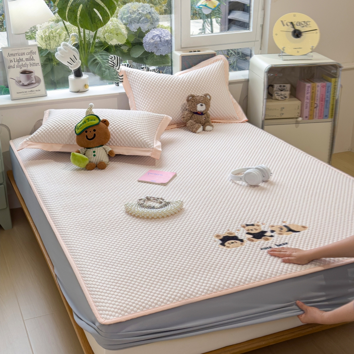 91家纺网 家纺一手货源 找家纺 孩子王家纺 2026新款A类卡通3D冰豆豆凉席三件套凉感值过0.21夏天刺绣冰丝席可机洗儿童 冰晶粉-床笠款