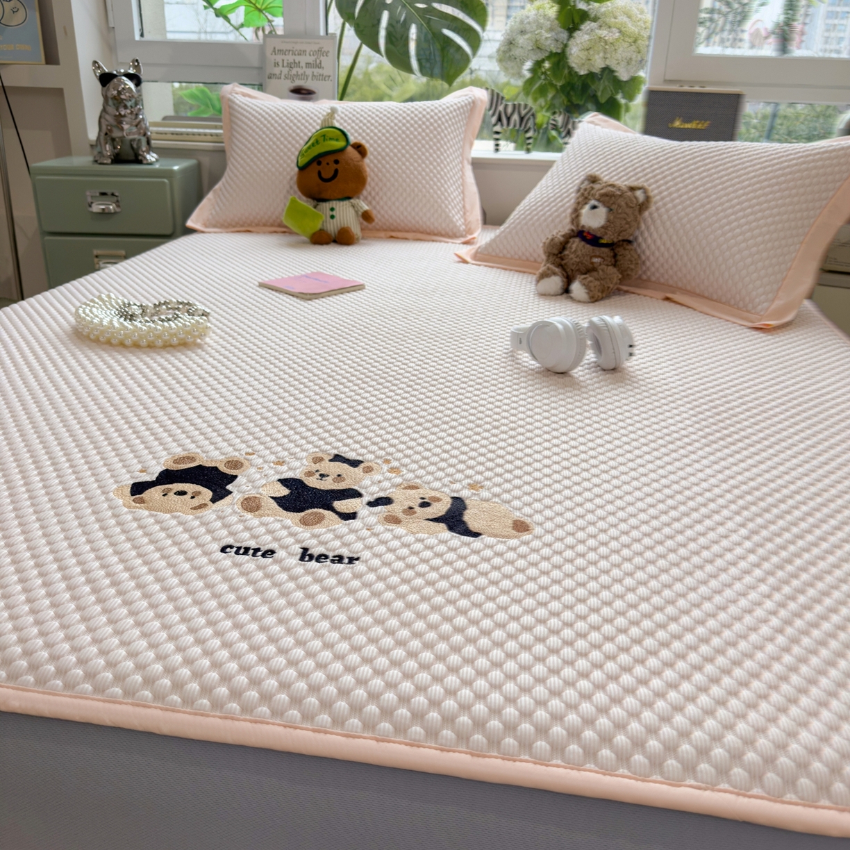 91家纺网 家纺一手货源 找家纺 孩子王家纺 2026新款A类卡通3D冰豆豆凉席三件套凉感值过0.21夏天刺绣冰丝席可机洗儿童 冰晶粉-床笠款