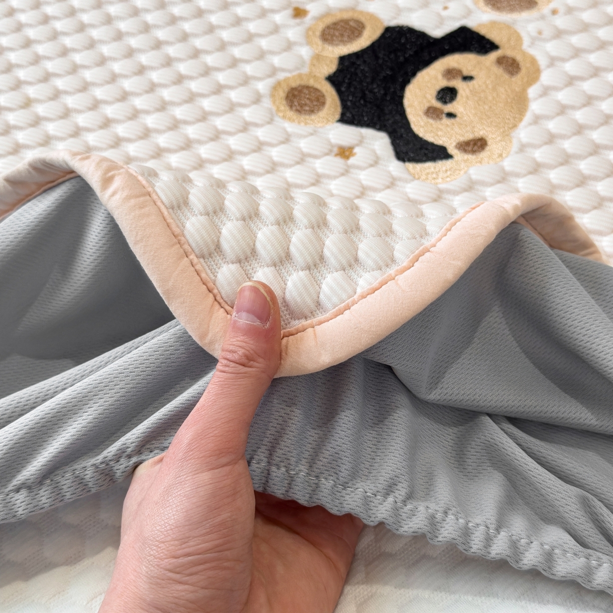 91家纺网 家纺一手货源 找家纺 孩子王家纺 2026新款A类卡通3D冰豆豆凉席三件套凉感值过0.21夏天刺绣冰丝席可机洗儿童 冰晶粉-床笠款