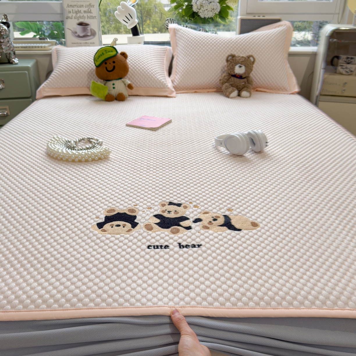 91家纺网 家纺一手货源 找家纺 孩子王家纺 2026新款A类卡通3D冰豆豆凉席三件套凉感值过0.21夏天刺绣冰丝席可机洗儿童 冰晶粉-床笠款