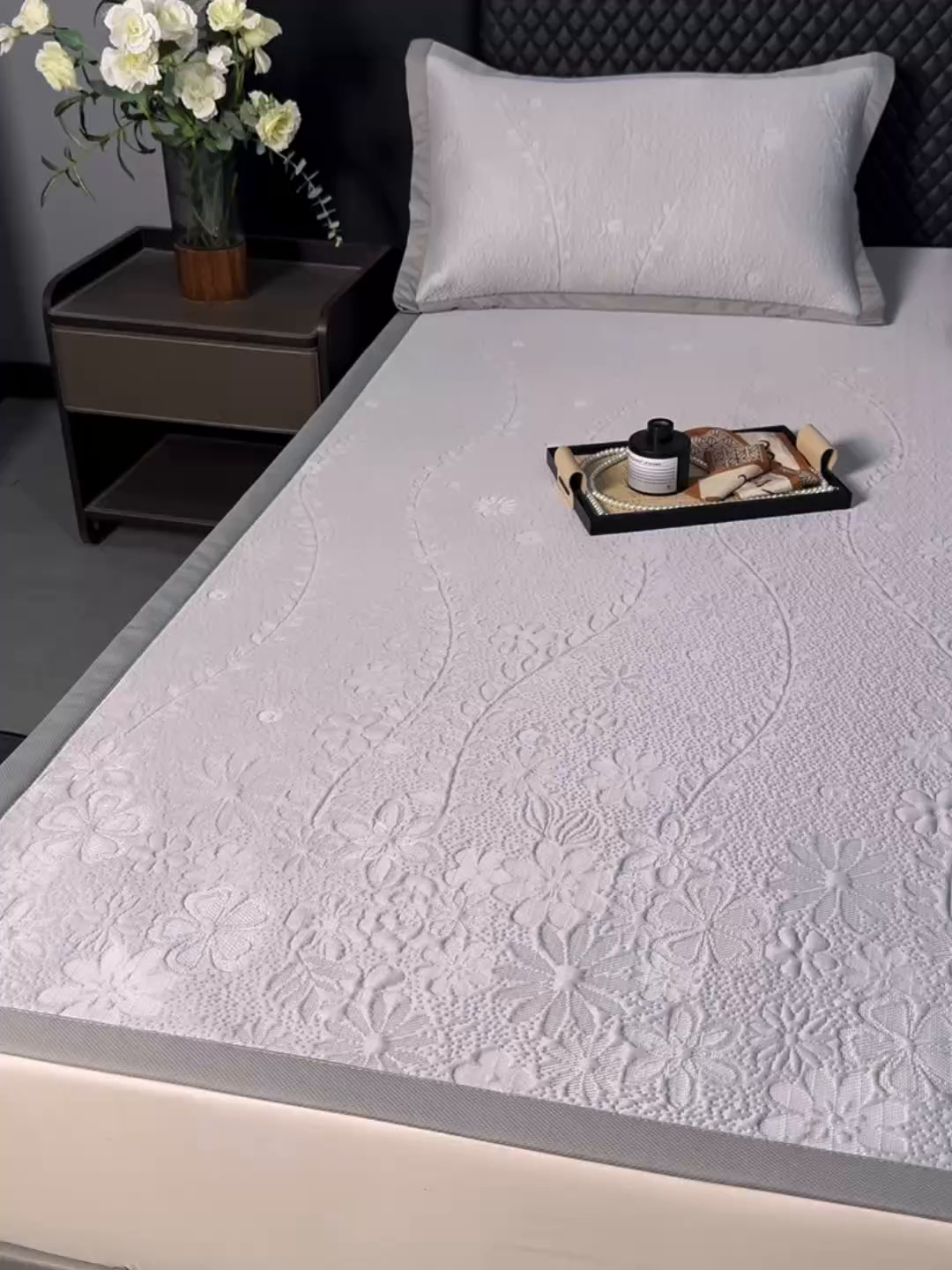 91家纺网 家纺一手货源 找家纺 库里梦家纺 2026新款轻奢高克重复合PE高分子凉席床笠三件套-简卉 简卉-灰色床席款