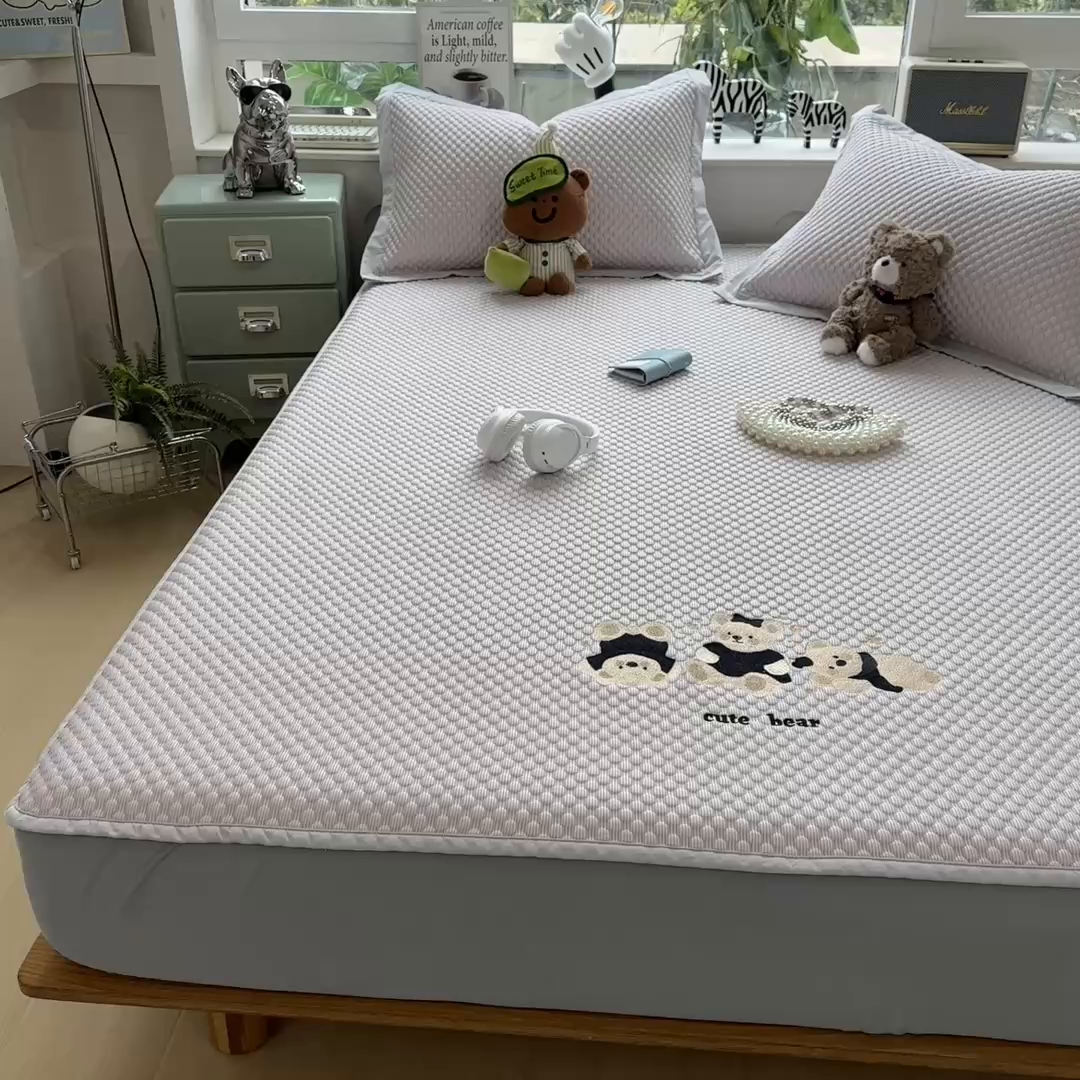 91家纺网 家纺一手货源 找家纺 孩子王家纺 2026新款A类卡通3D冰豆豆凉席三件套凉感值过0.21夏天刺绣冰丝席可机洗儿童 冰晶粉-床笠款