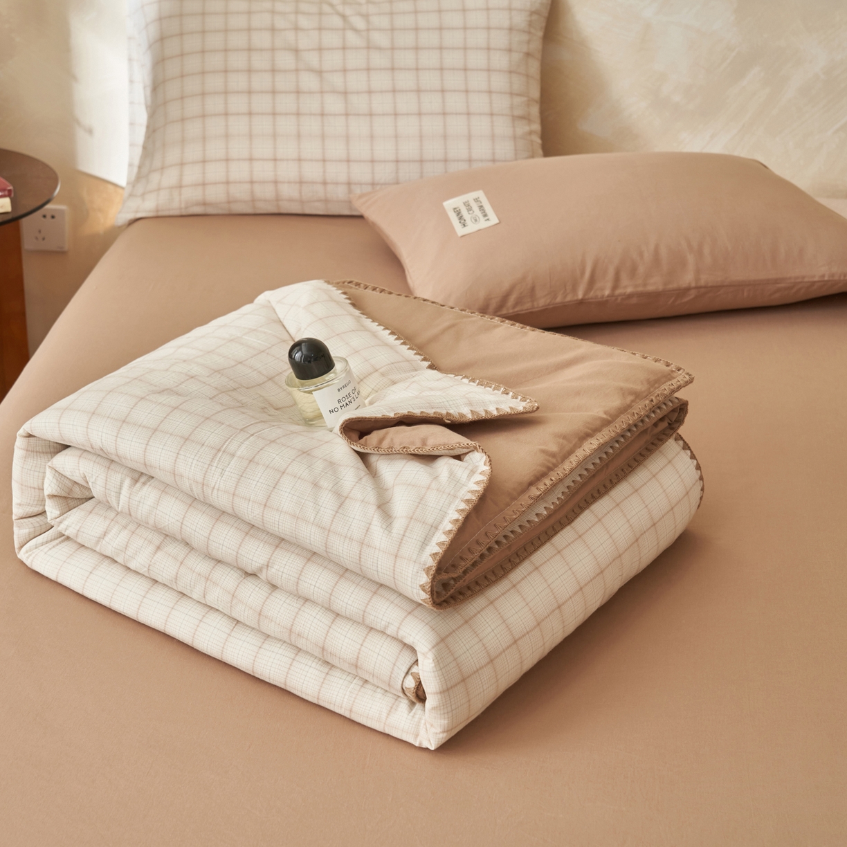 91家纺网 家纺一手货源 找家纺 晨曦家纺 2026新款INS博主风A类全棉色织水洗棉格子夏凉被棉花被夏被空调被四件套 追觅-浅格