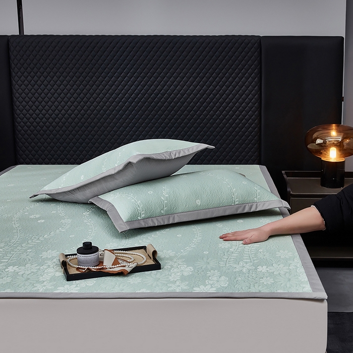 91家纺网 家纺一手货源 找家纺 库里梦家纺 2026新款轻奢高克重复合PE高分子凉席床笠三件套-简卉 简卉-绿色床席款