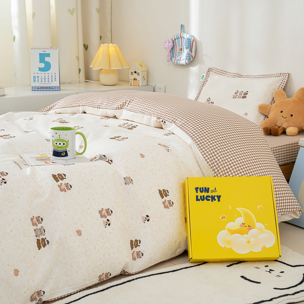 91家纺网 家纺一手货源 找家纺 良佐生活 2026新款A类60S全棉贡缎长绒棉学生三件套 5小熊一家