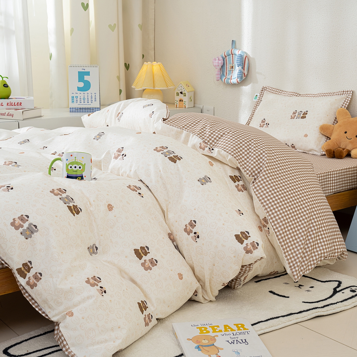 91家纺网 家纺一手货源 找家纺 良佐生活 2026新款A类60S全棉贡缎长绒棉学生三件套 5小熊一家