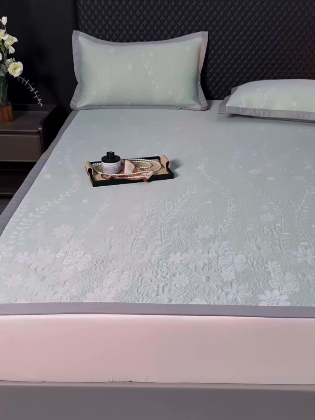 91家纺网 家纺一手货源 找家纺 库里梦家纺 2026新款轻奢高克重复合PE高分子凉席床笠三件套-简卉 简卉-绿色床席款