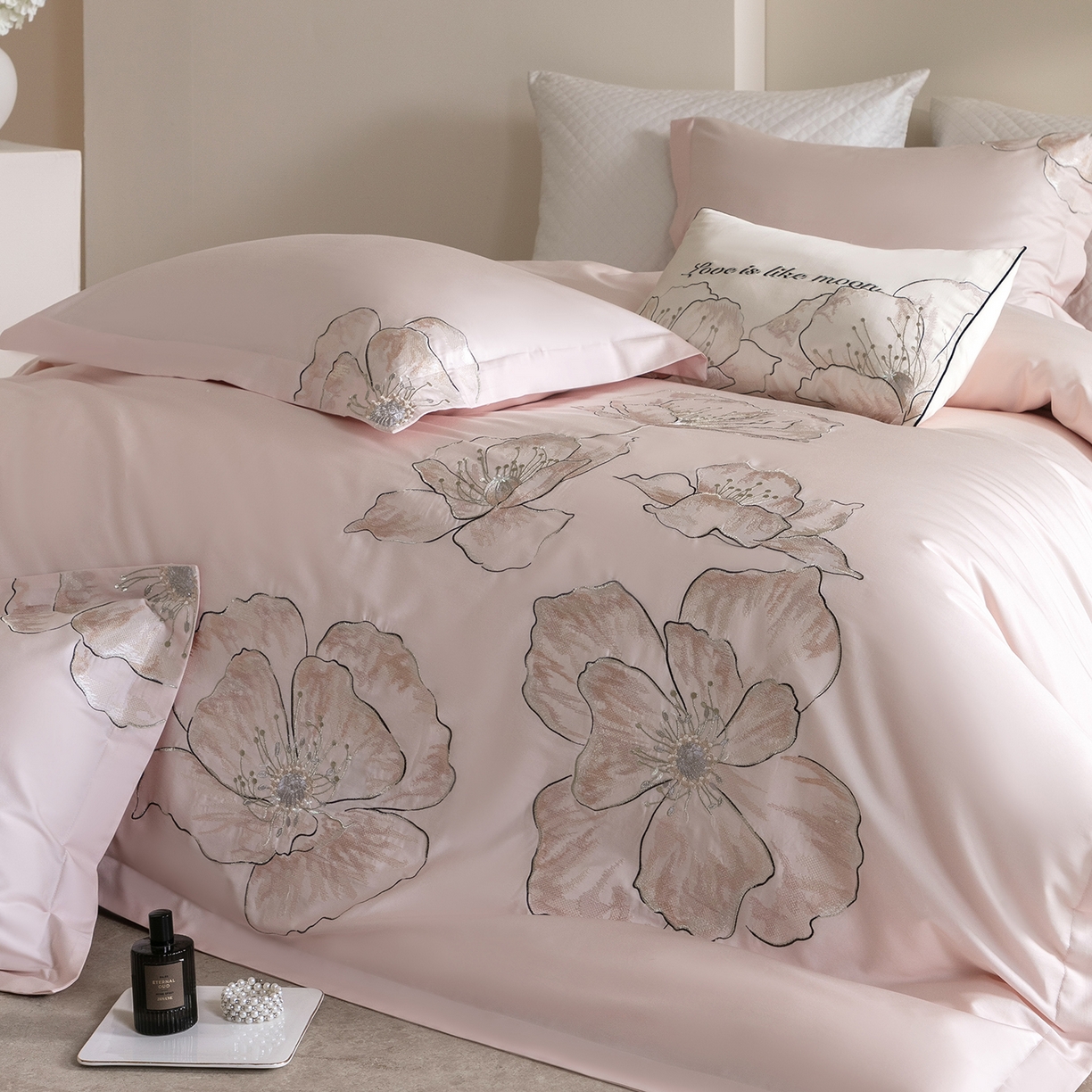 91家纺网 家纺一手货源 找家纺 优悦生活馆 2026新款工艺款全棉新疆长绒棉刺绣四件套-朝露晨风 朝露晨风-粉