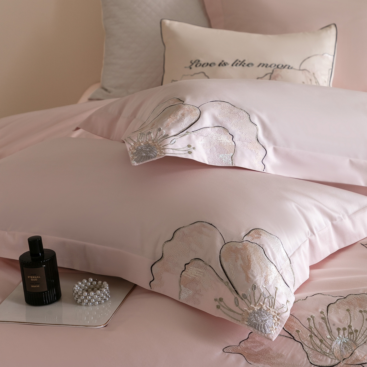 91家纺网 家纺一手货源 找家纺 优悦生活馆 2026新款工艺款全棉新疆长绒棉刺绣四件套-朝露晨风 朝露晨风-粉