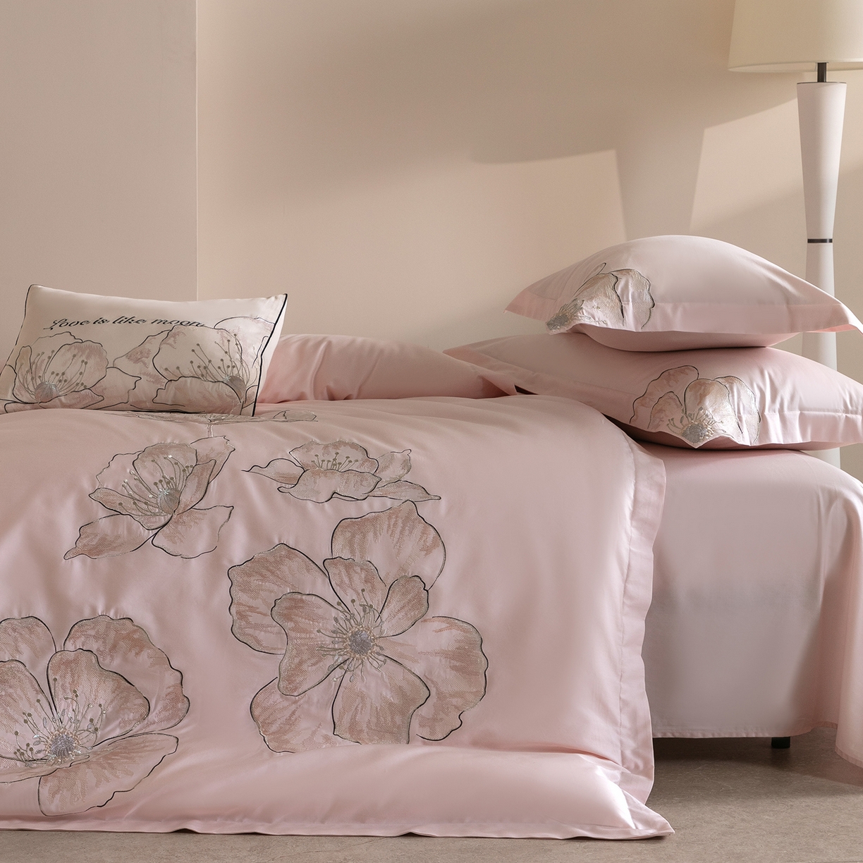 91家纺网 家纺一手货源 找家纺 优悦生活馆 2026新款工艺款全棉新疆长绒棉刺绣四件套-朝露晨风 朝露晨风-粉