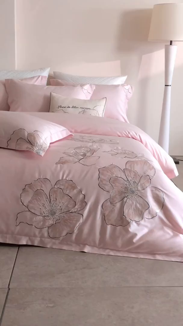 91家纺网 家纺一手货源 找家纺 优悦生活馆 2026新款工艺款全棉新疆长绒棉刺绣四件套-朝露晨风 朝露晨风-粉