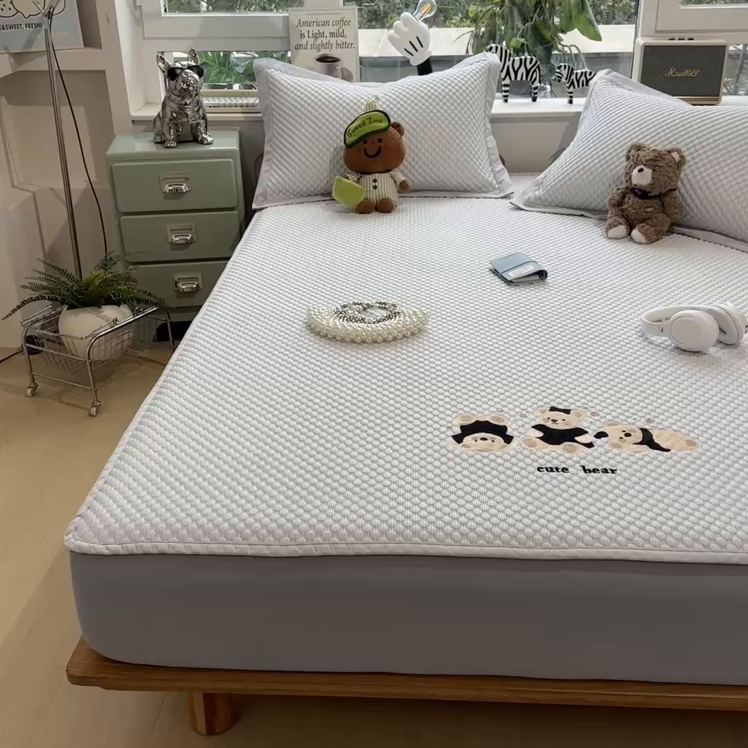 91家纺网 家纺一手货源 找家纺 孩子王家纺 2026新款A类卡通3D冰豆豆凉席三件套凉感值过0.21夏天刺绣冰丝席可机洗儿童 冰晶紫-床笠款