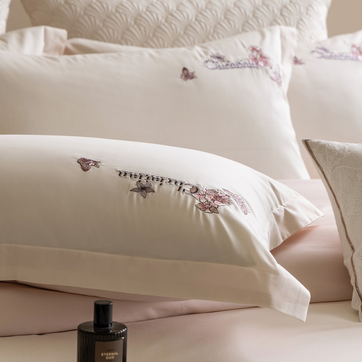 91家纺网 家纺一手货源 找家纺 优悦生活馆 2026新款高密亲肤全棉新疆长绒棉刺绣四件套-流萤花畔 流萤花畔-白