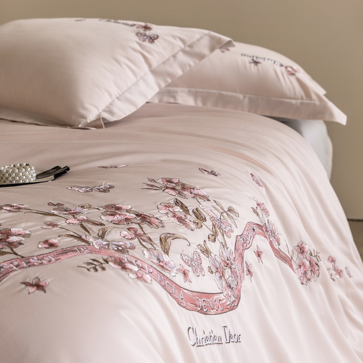 91家纺网 家纺一手货源 找家纺 优悦生活馆 2026新款高密亲肤全棉新疆长绒棉刺绣四件套-流萤花畔 流萤花畔-粉