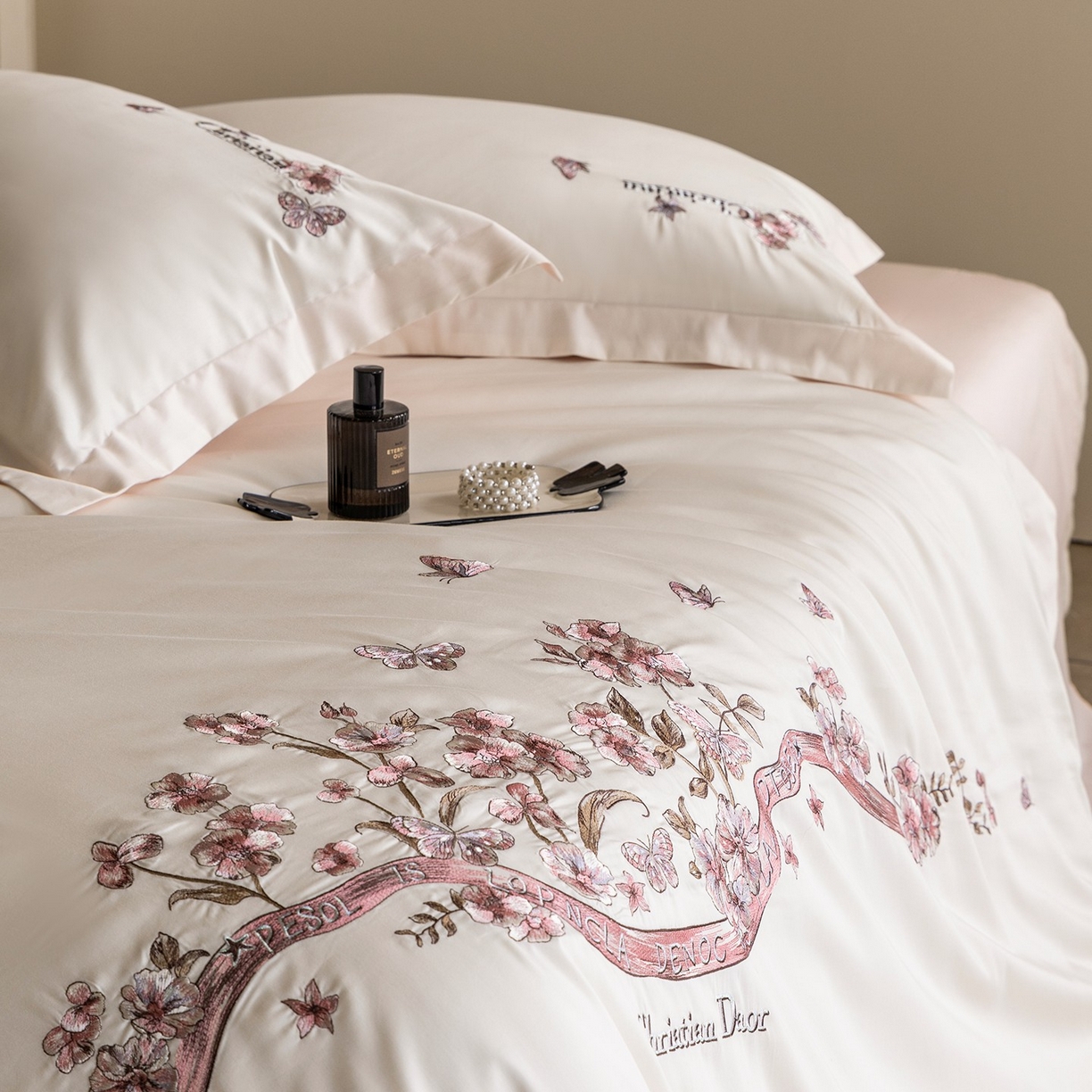 91家纺网 家纺一手货源 找家纺 优悦生活馆 2026新款高密亲肤全棉新疆长绒棉刺绣四件套-流萤花畔 流萤花畔-白