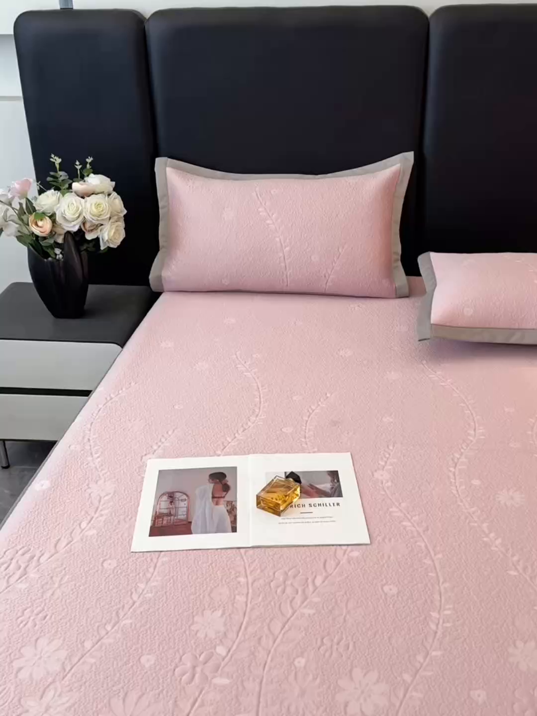 91家纺网 家纺一手货源 找家纺 库里梦家纺 2026新款轻奢高克重复合PE高分子凉席床笠三件套-简卉 简卉-粉色床笠款