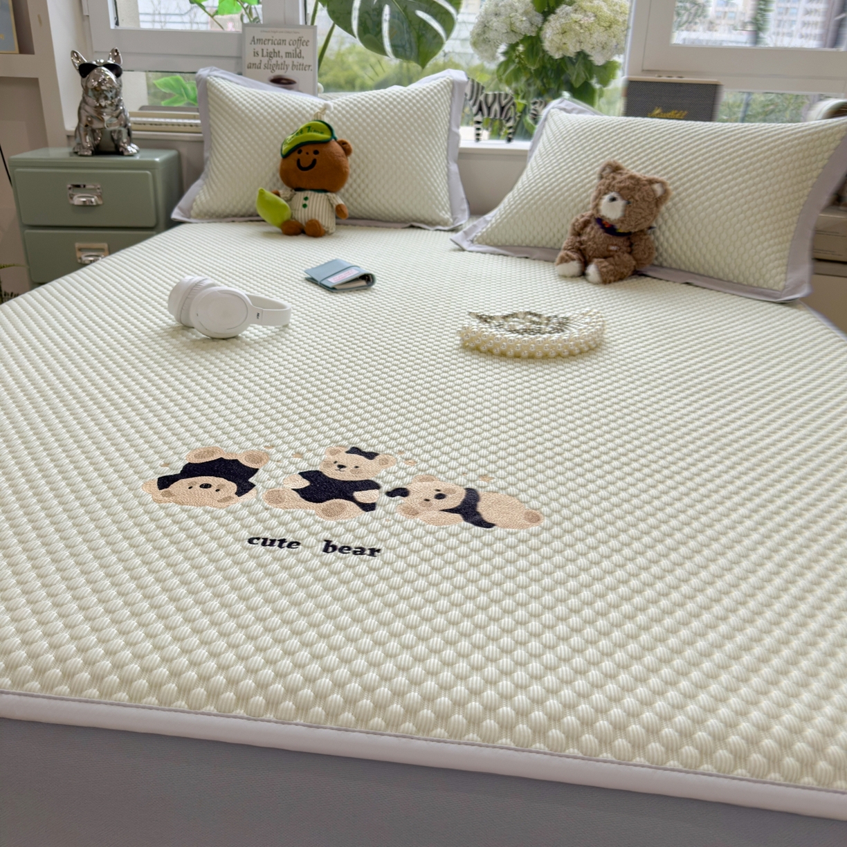 91家纺网 家纺一手货源 找家纺 孩子王家纺 2026新款A类卡通3D冰豆豆凉席三件套凉感值过0.21夏天刺绣冰丝席可机洗儿童 凉茶绿-床笠款