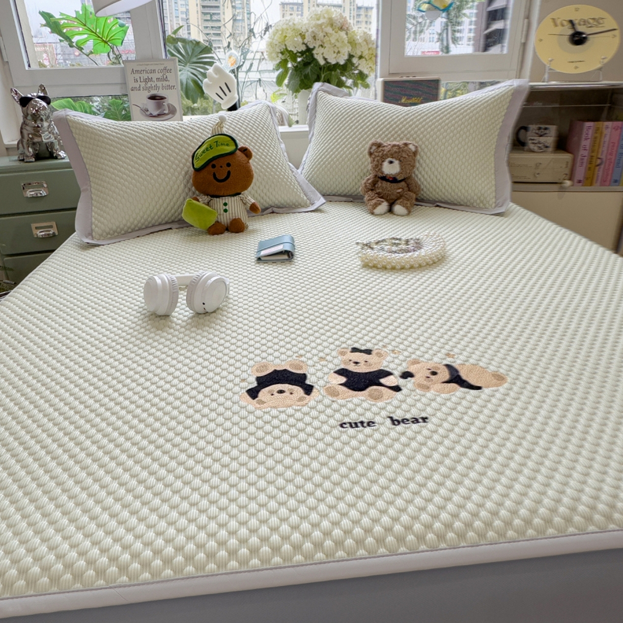 91家纺网 家纺一手货源 找家纺 孩子王家纺 2026新款A类卡通3D冰豆豆凉席三件套凉感值过0.21夏天刺绣冰丝席可机洗儿童 凉茶绿-床笠款