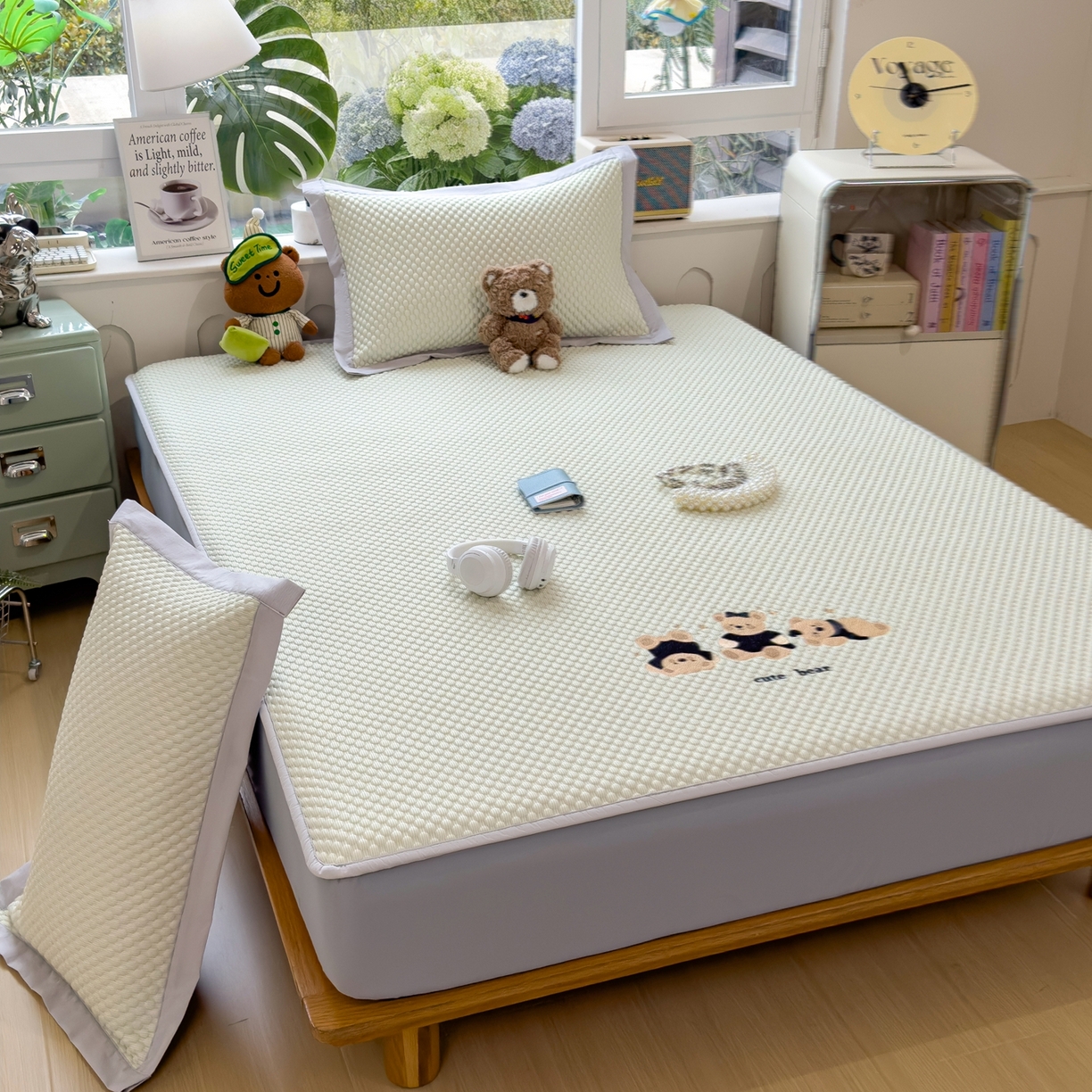 91家纺网 家纺一手货源 找家纺 孩子王家纺 2026新款A类卡通3D冰豆豆凉席三件套凉感值过0.21夏天刺绣冰丝席可机洗儿童 凉茶绿-床笠款