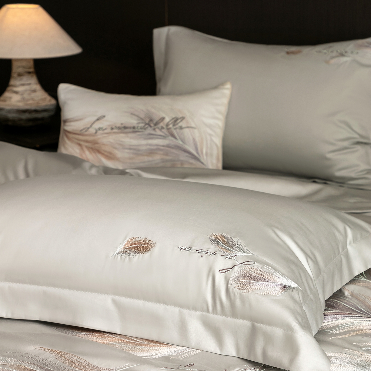 91家纺网 家纺一手货源 找家纺 优悦生活馆 2026新款工艺款全棉新疆长绒棉刺绣四件套-暖雾羽眠 暖雾羽眠-迷隐灰