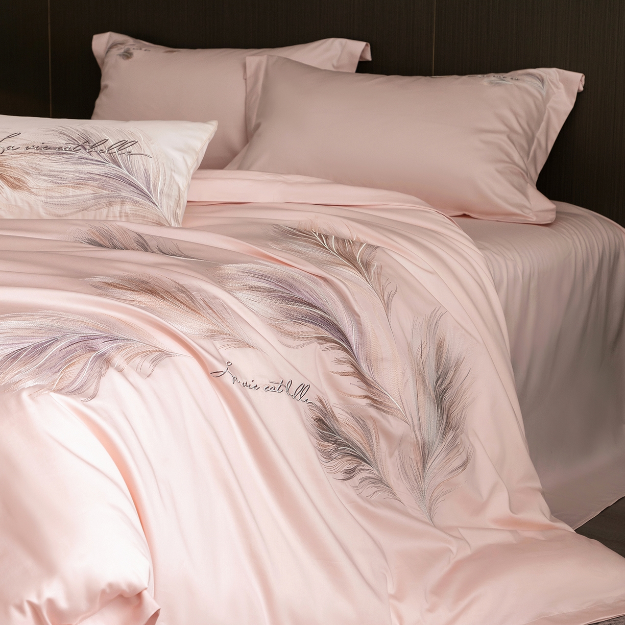 91家纺网 家纺一手货源 找家纺 优悦生活馆 2026新款工艺款全棉新疆长绒棉刺绣四件套-暖雾羽眠 暖雾羽眠-水柔粉