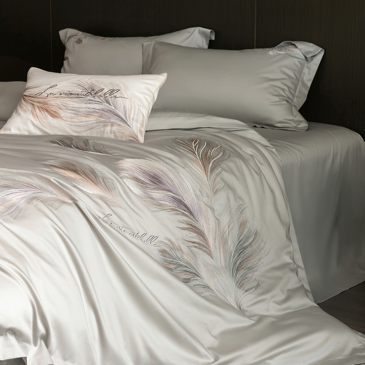 91家纺网 家纺一手货源 找家纺 优悦生活馆 2026新款工艺款全棉新疆长绒棉刺绣四件套-暖雾羽眠 暖雾羽眠-迷隐灰