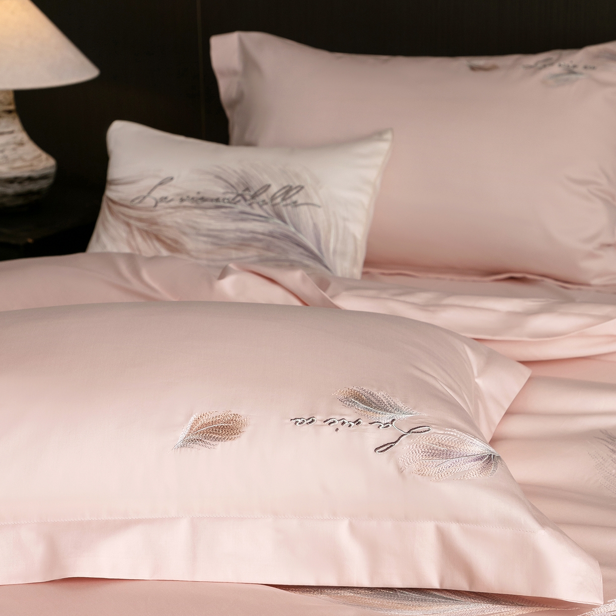 91家纺网 家纺一手货源 找家纺 优悦生活馆 2026新款工艺款全棉新疆长绒棉刺绣四件套-暖雾羽眠 暖雾羽眠-水柔粉