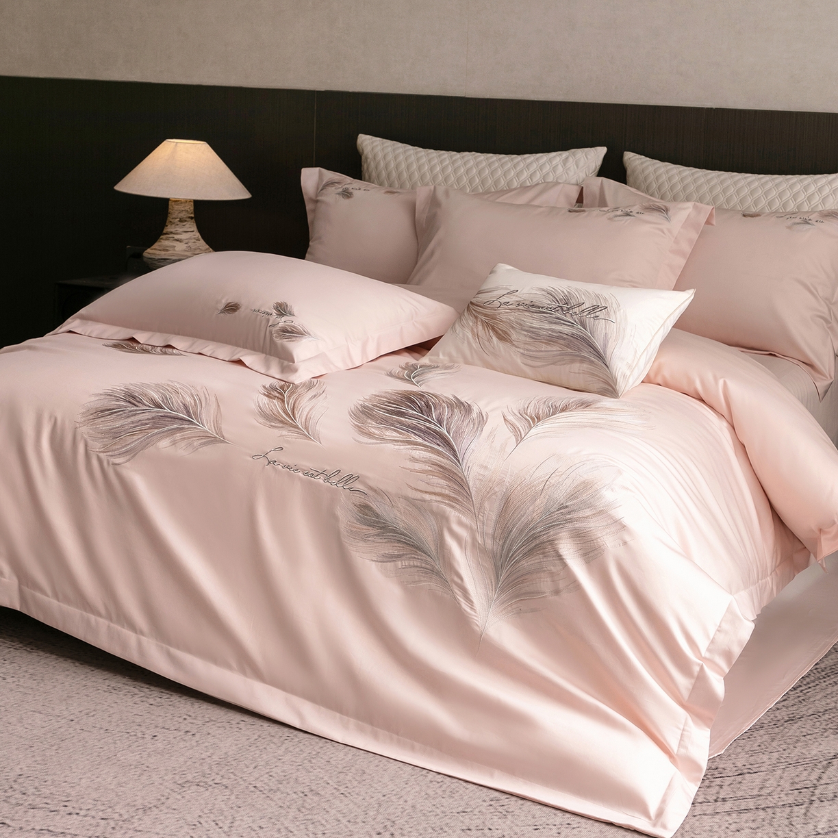 91家纺网 家纺一手货源 找家纺 优悦生活馆 2026新款工艺款全棉新疆长绒棉刺绣四件套-暖雾羽眠 暖雾羽眠-水柔粉