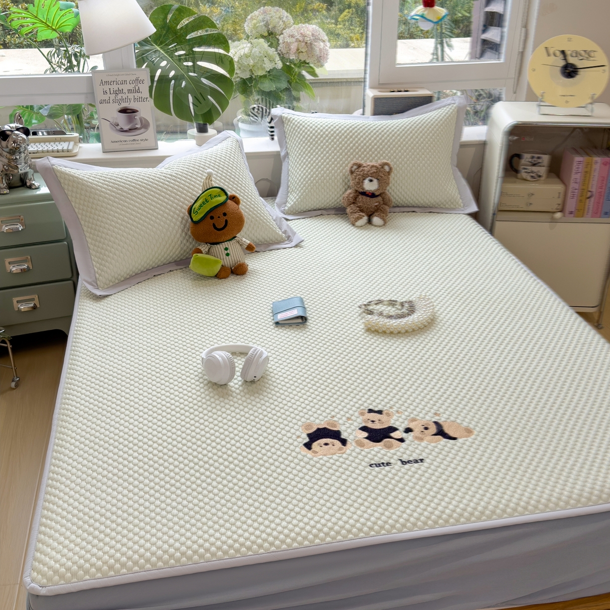 91家纺网 家纺一手货源 找家纺 孩子王家纺 2026新款A类卡通3D冰豆豆凉席三件套凉感值过0.21夏天刺绣冰丝席可机洗儿童 凉茶绿-床笠款