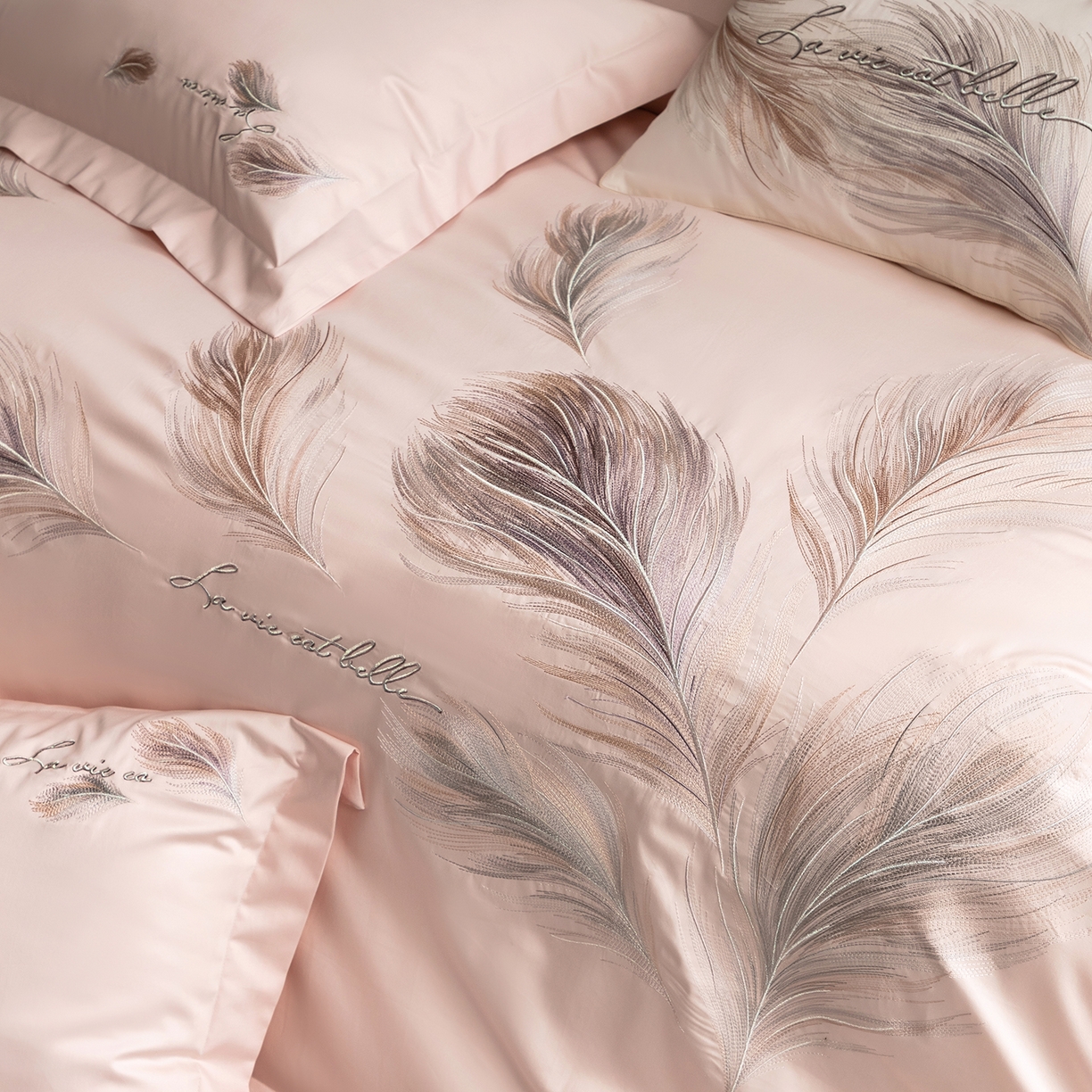 91家纺网 家纺一手货源 找家纺 优悦生活馆 2026新款工艺款全棉新疆长绒棉刺绣四件套-暖雾羽眠 暖雾羽眠-水柔粉