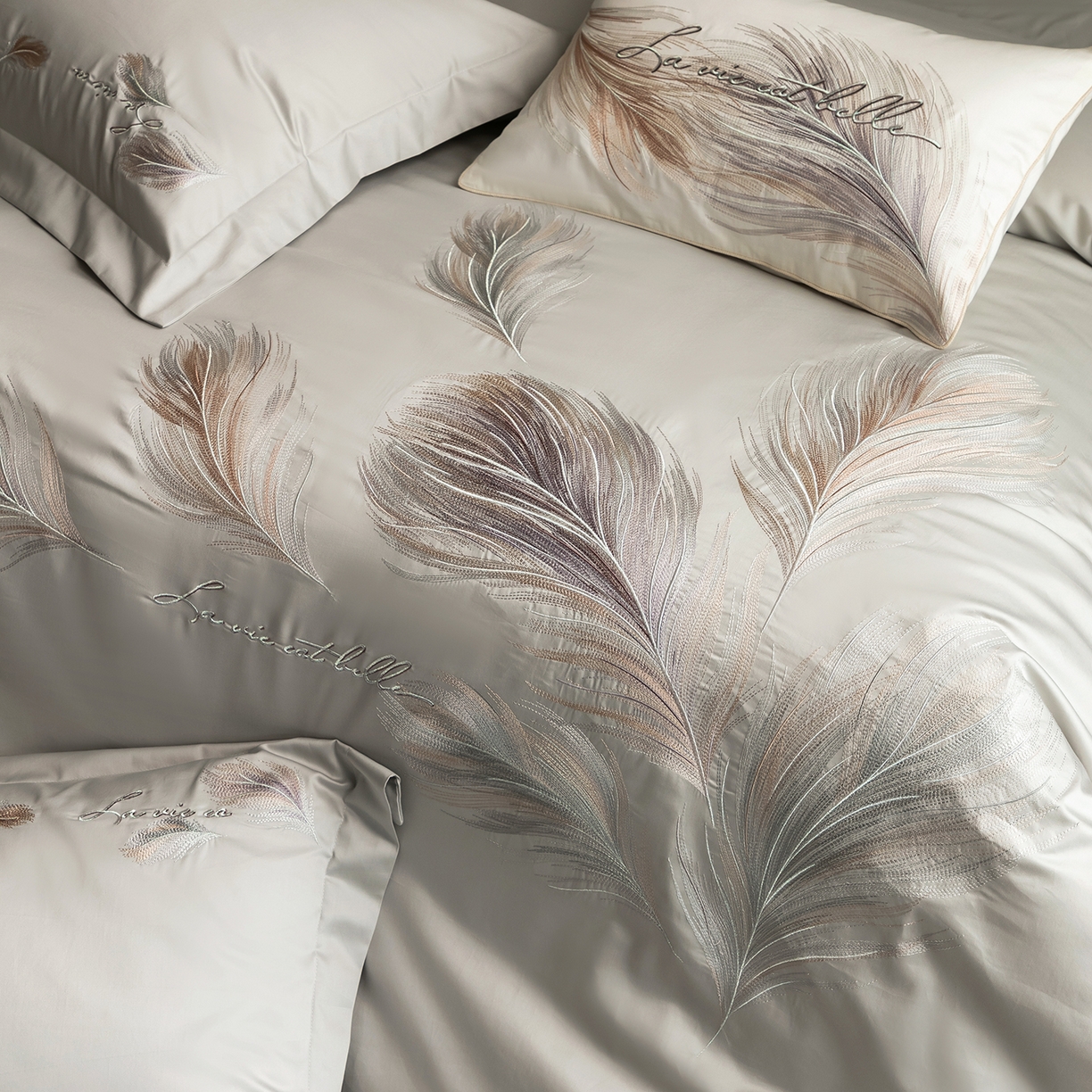 91家纺网 家纺一手货源 找家纺 优悦生活馆 2026新款工艺款全棉新疆长绒棉刺绣四件套-暖雾羽眠 暖雾羽眠-迷隐灰