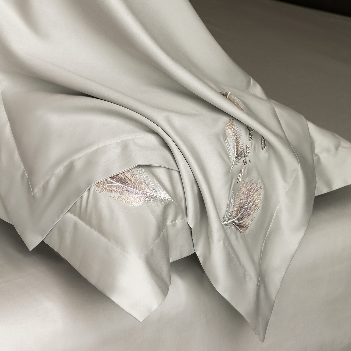 91家纺网 家纺一手货源 找家纺 优悦生活馆 2026新款工艺款全棉新疆长绒棉刺绣四件套-暖雾羽眠 暖雾羽眠-迷隐灰