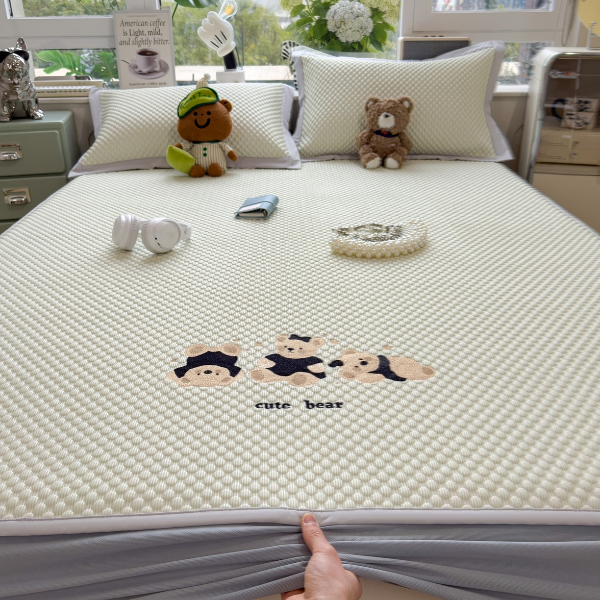 91家纺网 家纺一手货源 找家纺 孩子王家纺 2026新款A类卡通3D冰豆豆凉席三件套凉感值过0.21夏天刺绣冰丝席可机洗儿童 凉茶绿-床笠款