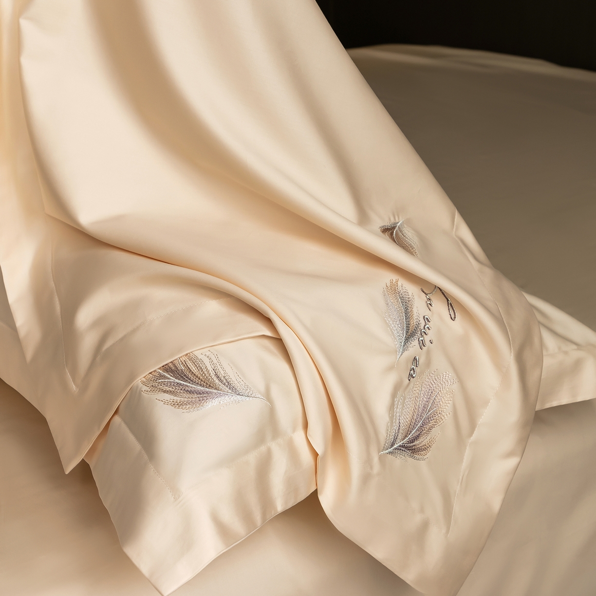 91家纺网 家纺一手货源 找家纺 优悦生活馆 2026新款工艺款全棉新疆长绒棉刺绣四件套-暖雾羽眠 暖雾羽眠-浅香槟