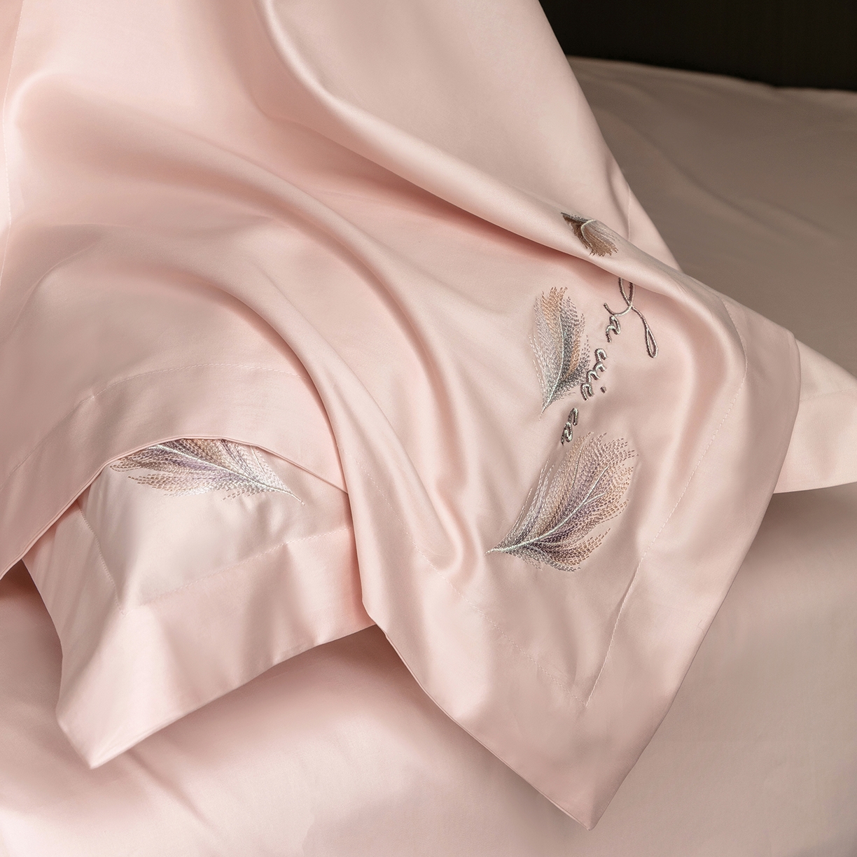 91家纺网 家纺一手货源 找家纺 优悦生活馆 2026新款工艺款全棉新疆长绒棉刺绣四件套-暖雾羽眠 暖雾羽眠-水柔粉