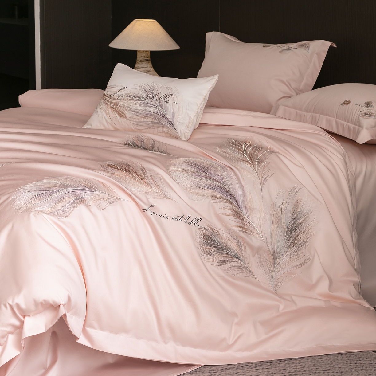 91家纺网 家纺一手货源 找家纺 优悦生活馆 2026新款工艺款全棉新疆长绒棉刺绣四件套-暖雾羽眠 暖雾羽眠-水柔粉