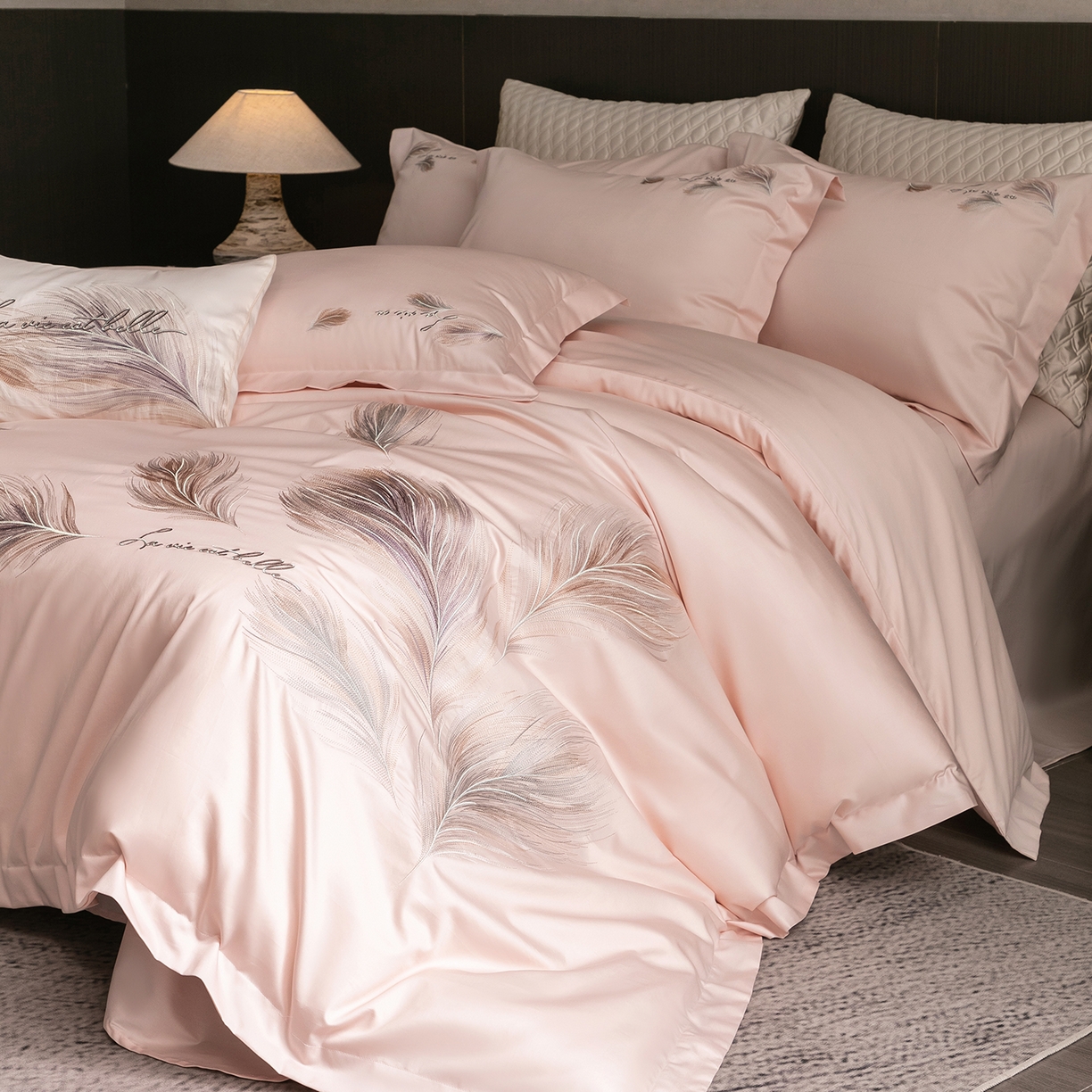 91家纺网 家纺一手货源 找家纺 优悦生活馆 2026新款工艺款全棉新疆长绒棉刺绣四件套-暖雾羽眠 暖雾羽眠-水柔粉