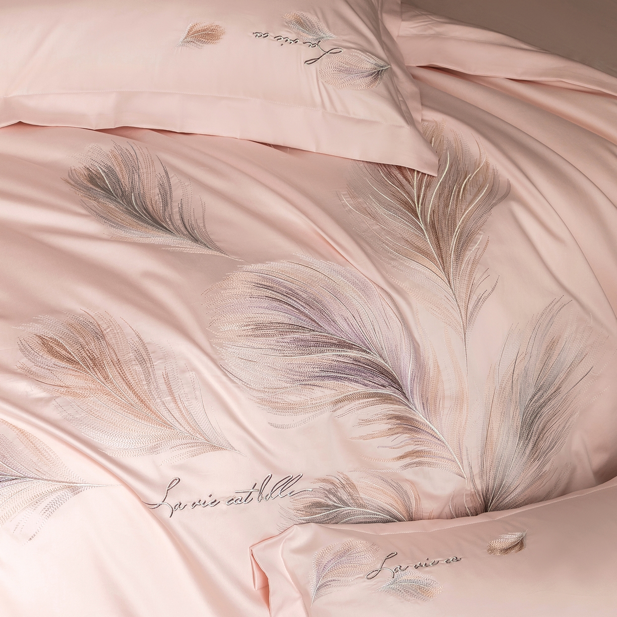 91家纺网 家纺一手货源 找家纺 优悦生活馆 2026新款工艺款全棉新疆长绒棉刺绣四件套-暖雾羽眠 暖雾羽眠-水柔粉