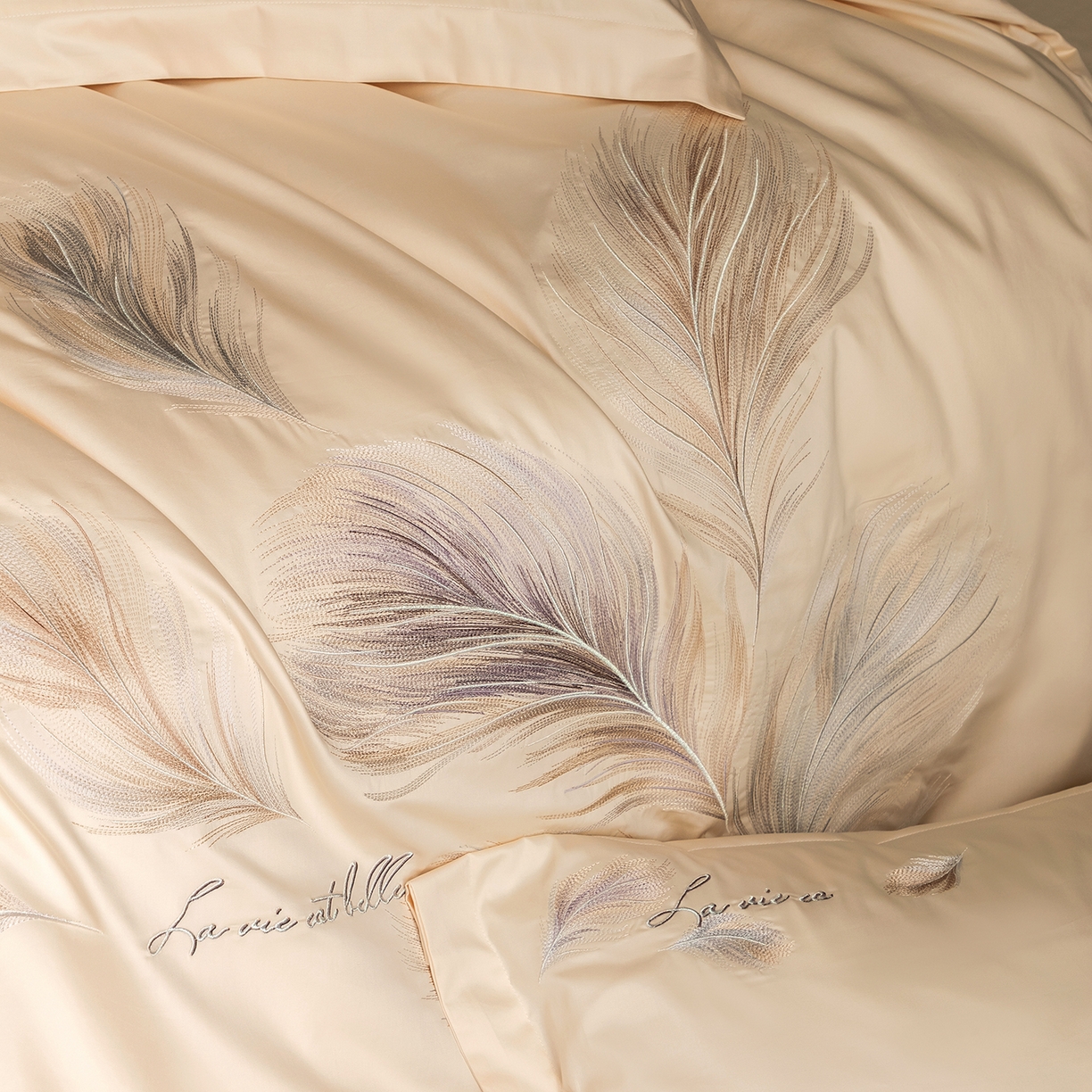 91家纺网 家纺一手货源 找家纺 优悦生活馆 2026新款工艺款全棉新疆长绒棉刺绣四件套-暖雾羽眠 暖雾羽眠-浅香槟